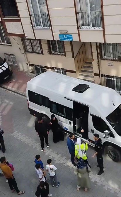 Esenyurt’ta hatalı şekilde öğrenci indiren servis sürücüsü polisle tartıştı
