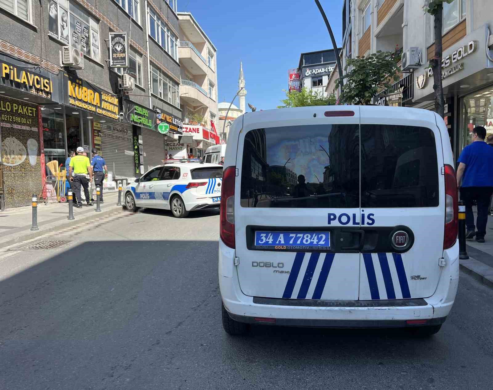Küçükçekmece’de fenalaşıp yola yığılan adamın üzerinden araç geçti
