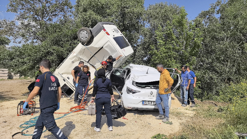 İnegöl‘de kaza: Minibüs ortalığı savaş alanına çevirdi