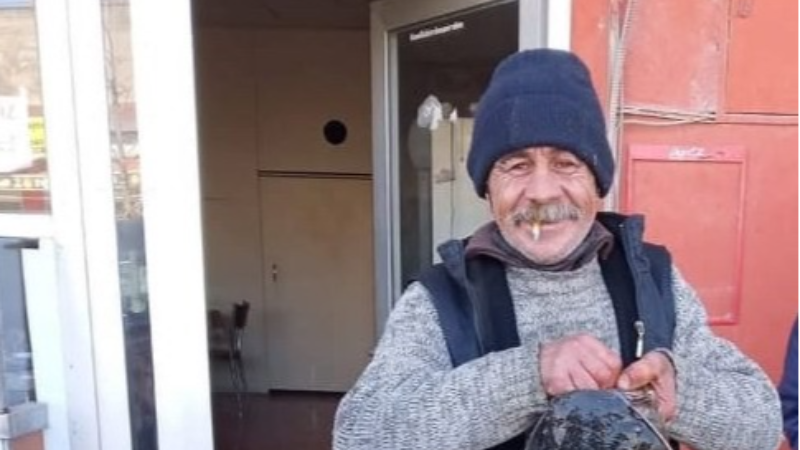 Yaşlı adam güvercinleri için can verdi