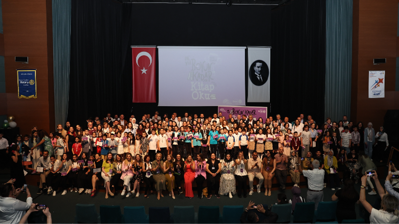 Boyları kadar kitap okuyup ödülü kaptılar