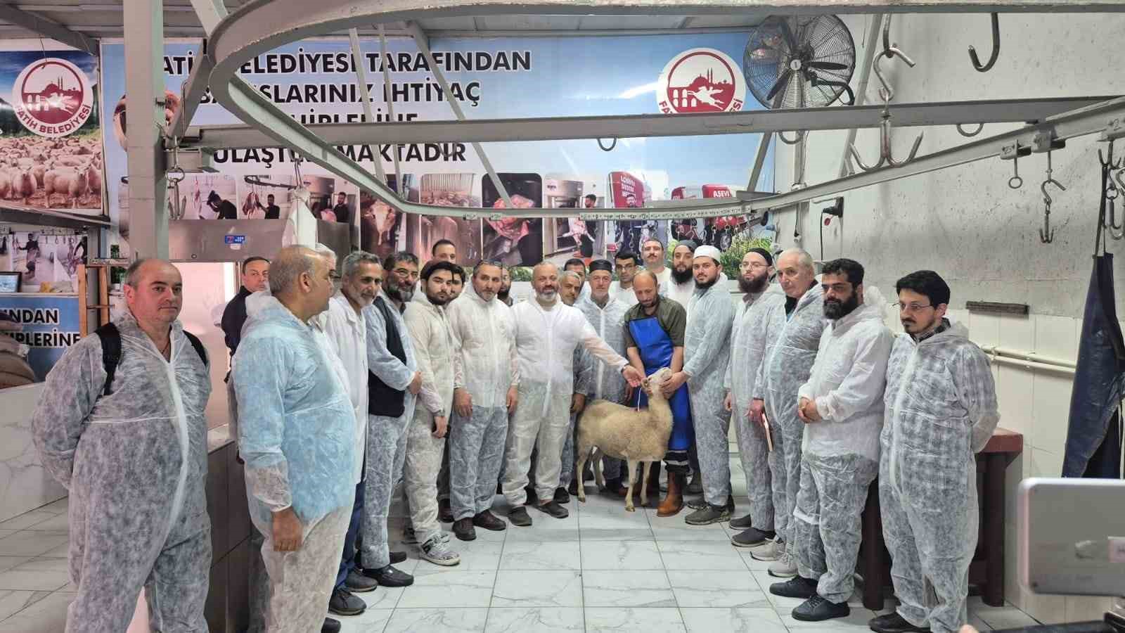 Fatih Belediyesi, vatandaşlara "Sertifikalı Kurban Kesim Elemanı Eğitimi" verdi

