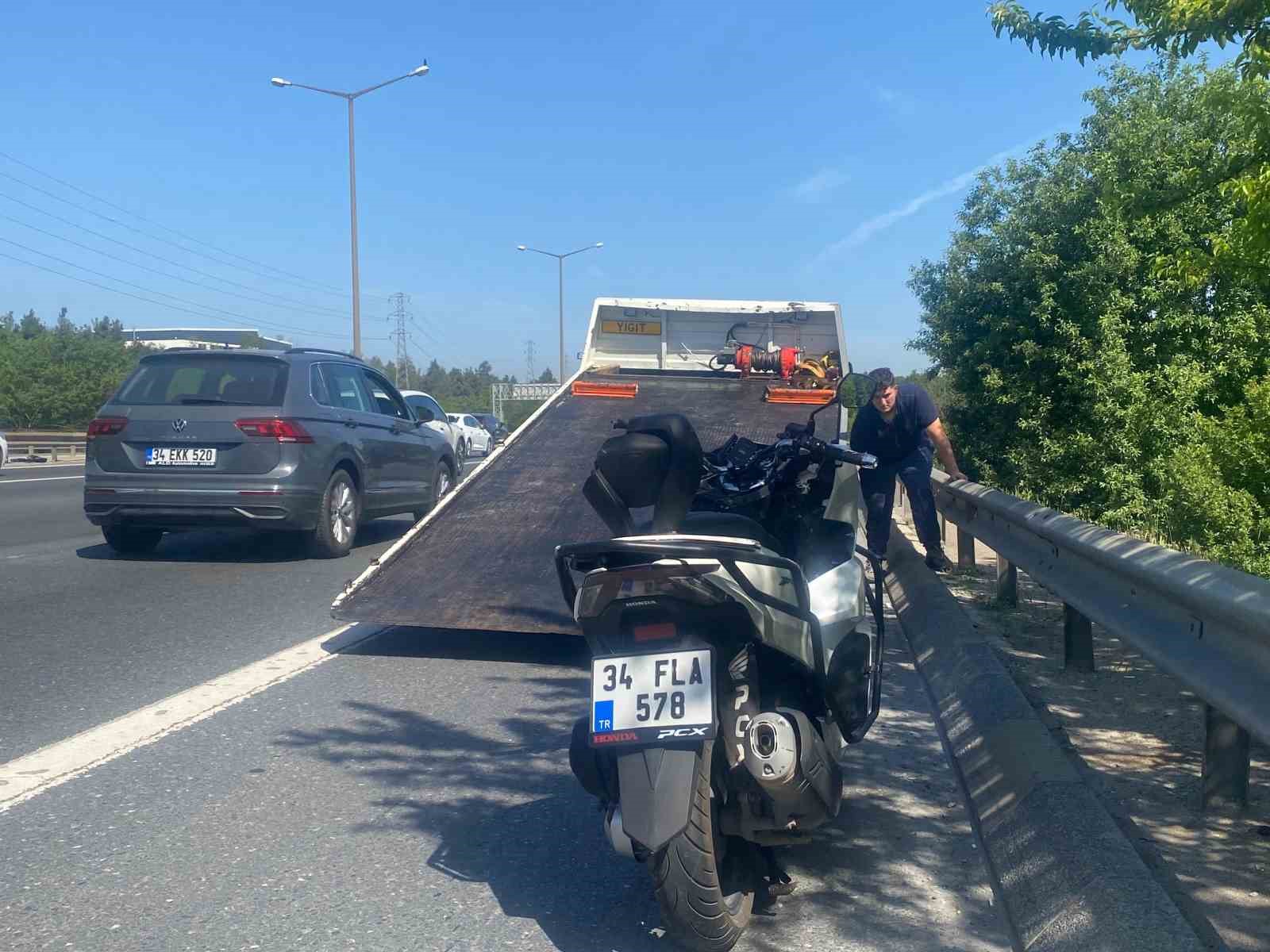 Ümraniye’de motosiklet belediye işçisine çarptı: 1’i ağır 2 yaralı
