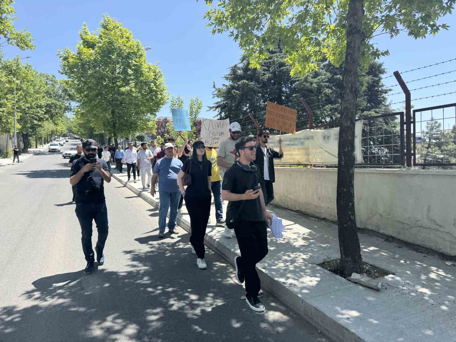 Üniversite öğrencilerinden yüzde 74’lük zam protestosu
