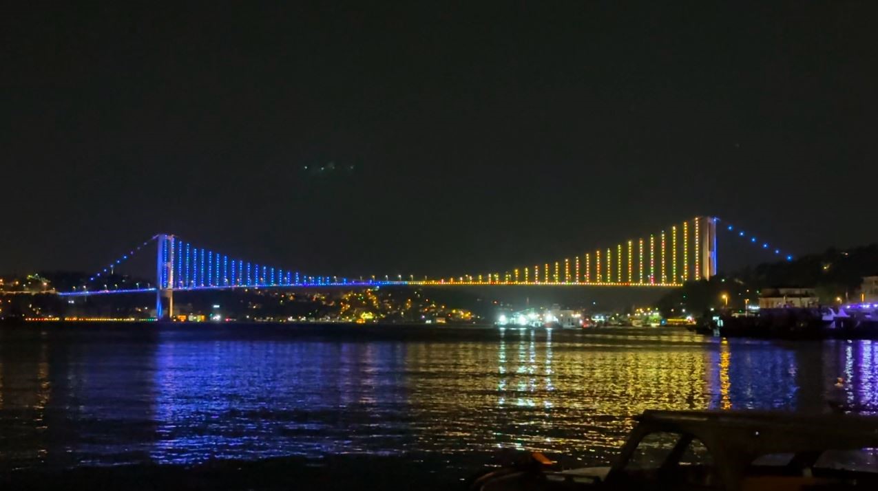 Köprüler sarı-lacivert renklerle ışıklandırıldı
