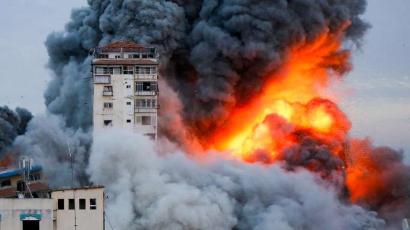 İsrail durmuyor: Okul, yardım merkezi ve kafe bombaladı, 95 ölü