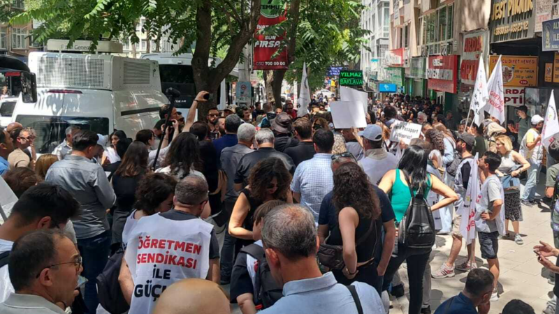 Hak arayan 23 eğitimci gözaltına alındı