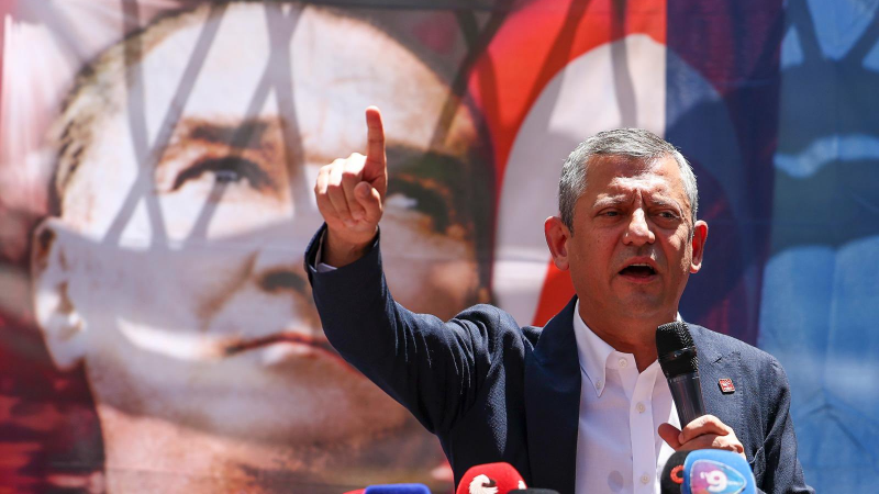 Özgür Özel, İzmir'de: Hiçbir kardeşimi satmadım, Tunç kardeşimi de satmam