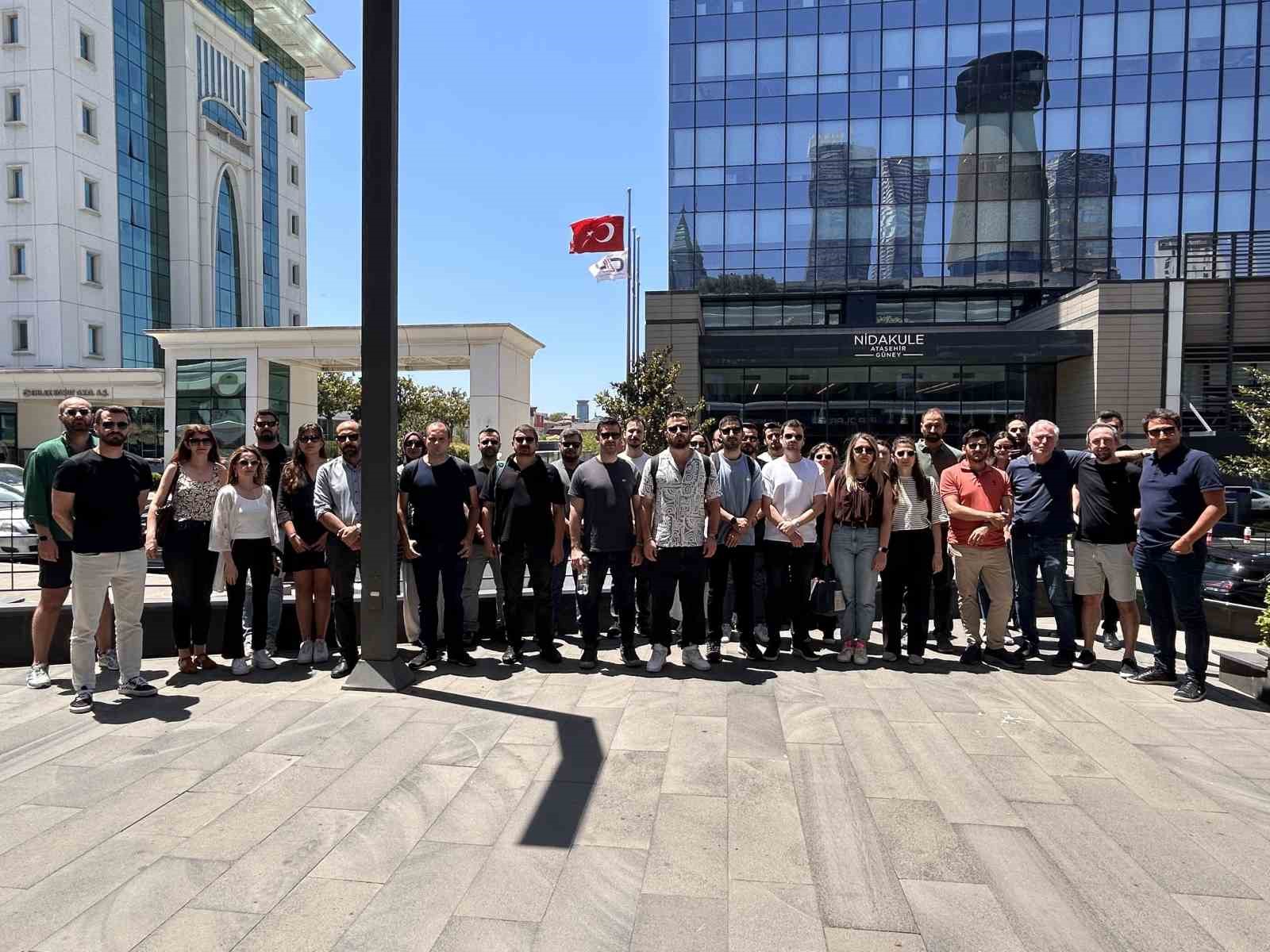 Felece Teknoloji çalışanları, şirketin genel merkezi önünde eylem yapıyor
