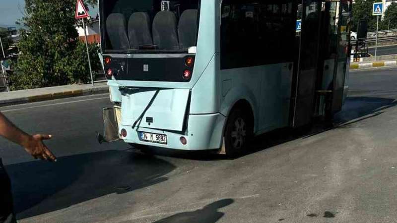 Pendik’te 2 minibüsün çarpıştığı kazada 8 kişi yaralandı