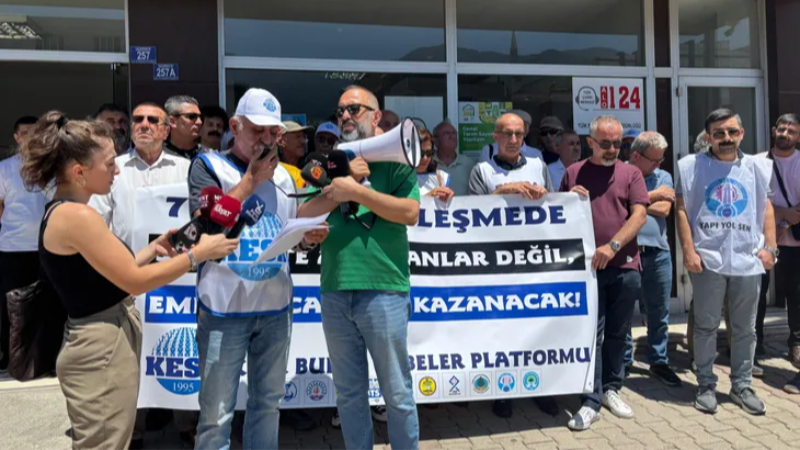 KESK Bursa, TÜİK önünde enflasyon verilerini protesto etti