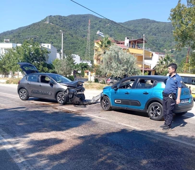 Erdek’te iki araç kafa kafaya çarpıştı: 5 yaralı
