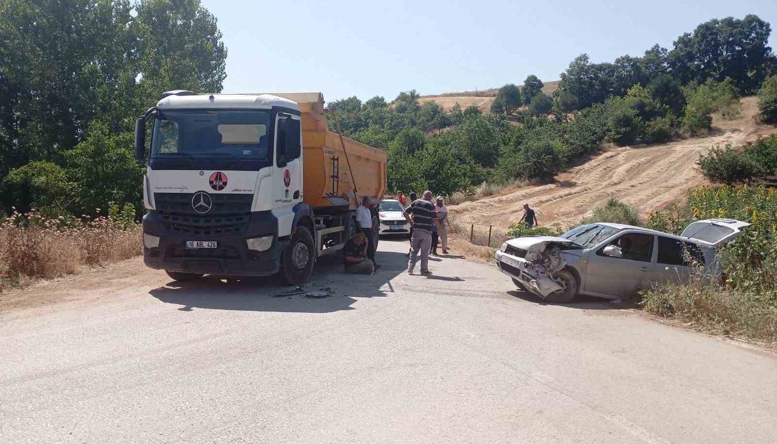 Bursa'da kamyon ile otomobil kafa kafaya çarpıştı