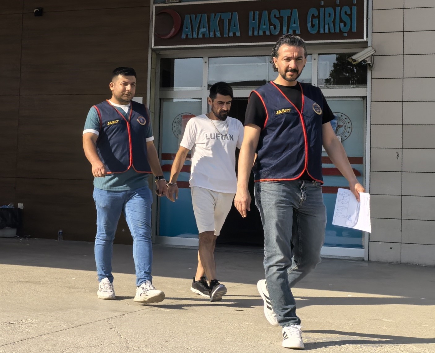 İnegöl'de kız arkadaşıyla çay içerken yakayı ele verdi