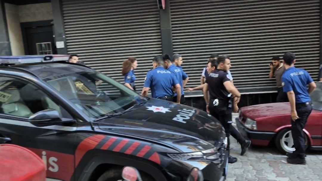 Sultangazi’de devriye görevi yapan polislere bıçaklı saldırı