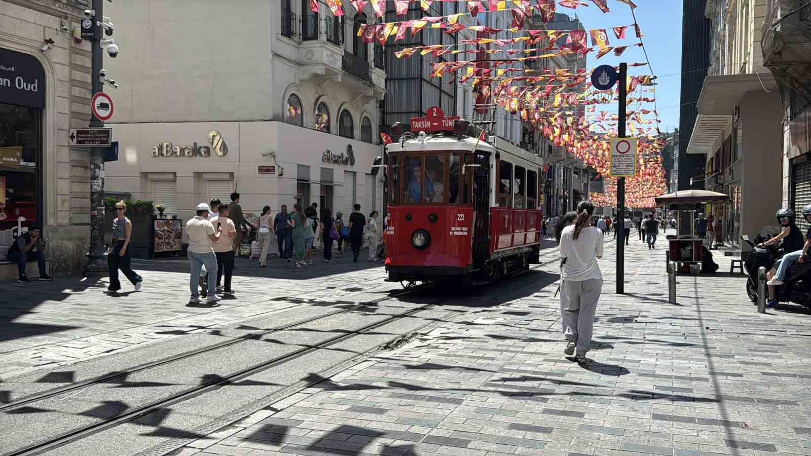 İstiklal Caddesi’nde fren yerine gaza basan sürücü tramvaya çarptı
