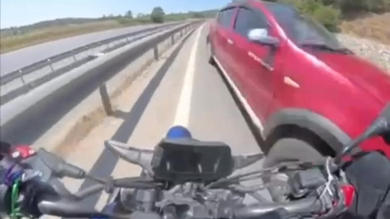 Motosiklet sürücüsü ölümle burun buruna geldi.