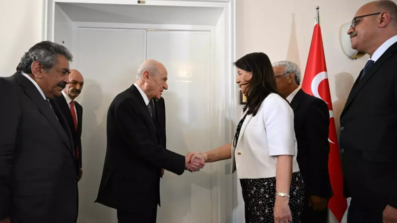 Devlet Bahçeli, DEM heyetini kapıda karşıladı