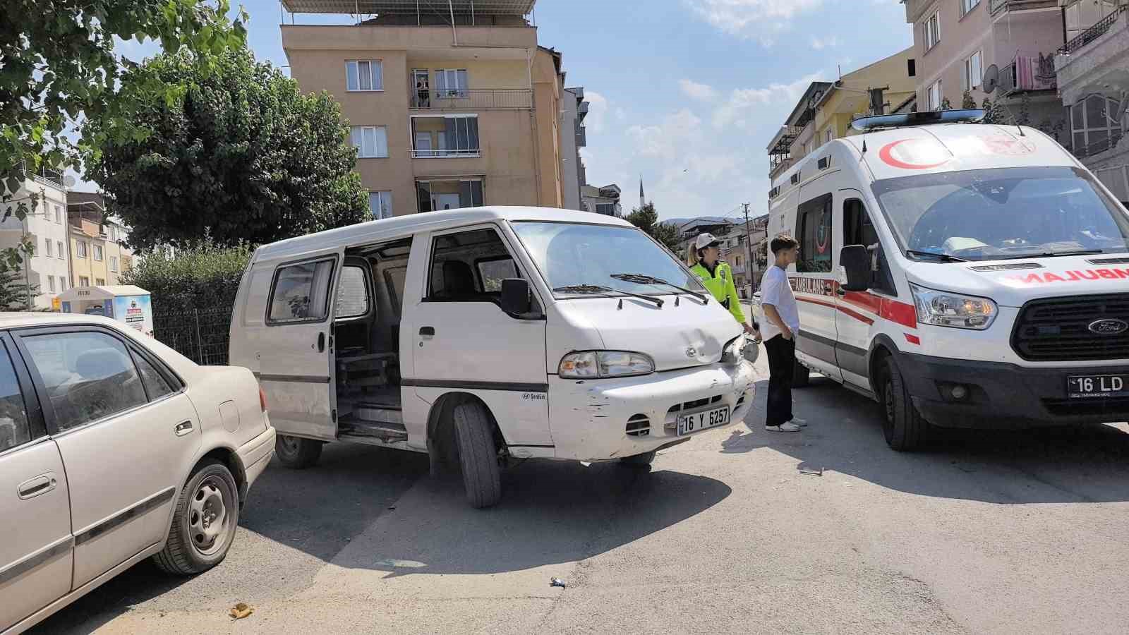Bursa'da minibüs ile motosiklet çarpıştı: 2 yaralı