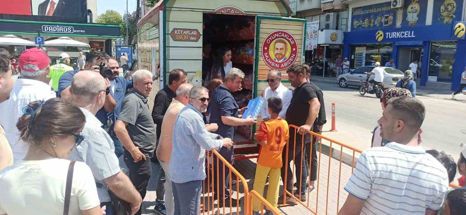 Oyuncakçı Amca, çocukların yüzünü güldürdü
