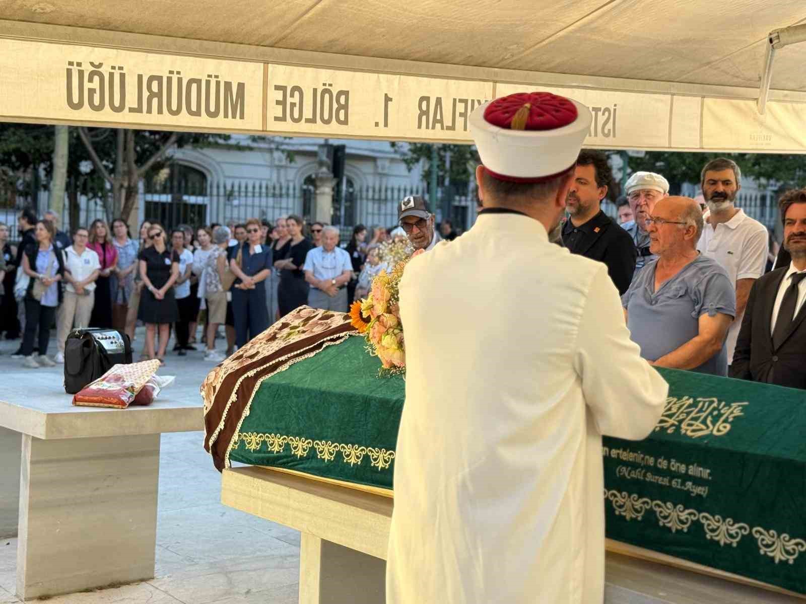 Edebiyatçı-yazar Pınar Kür son yolculuğuna uğurlandı
