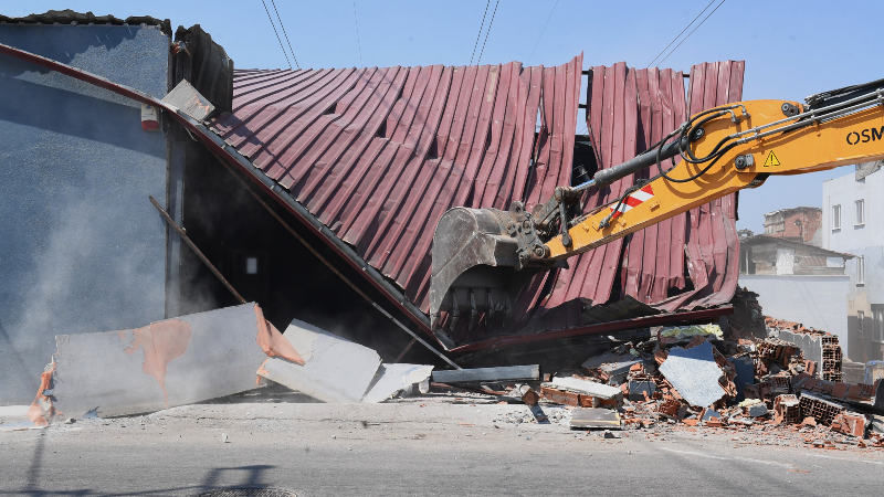 Osmangazi'de yüksek gerilim hattına yapılan kaçak iş yeri yıkıldı
