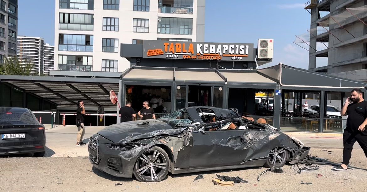 Bursa'da inşaat alanında vinç devrildi, operatör mahsur kaldı