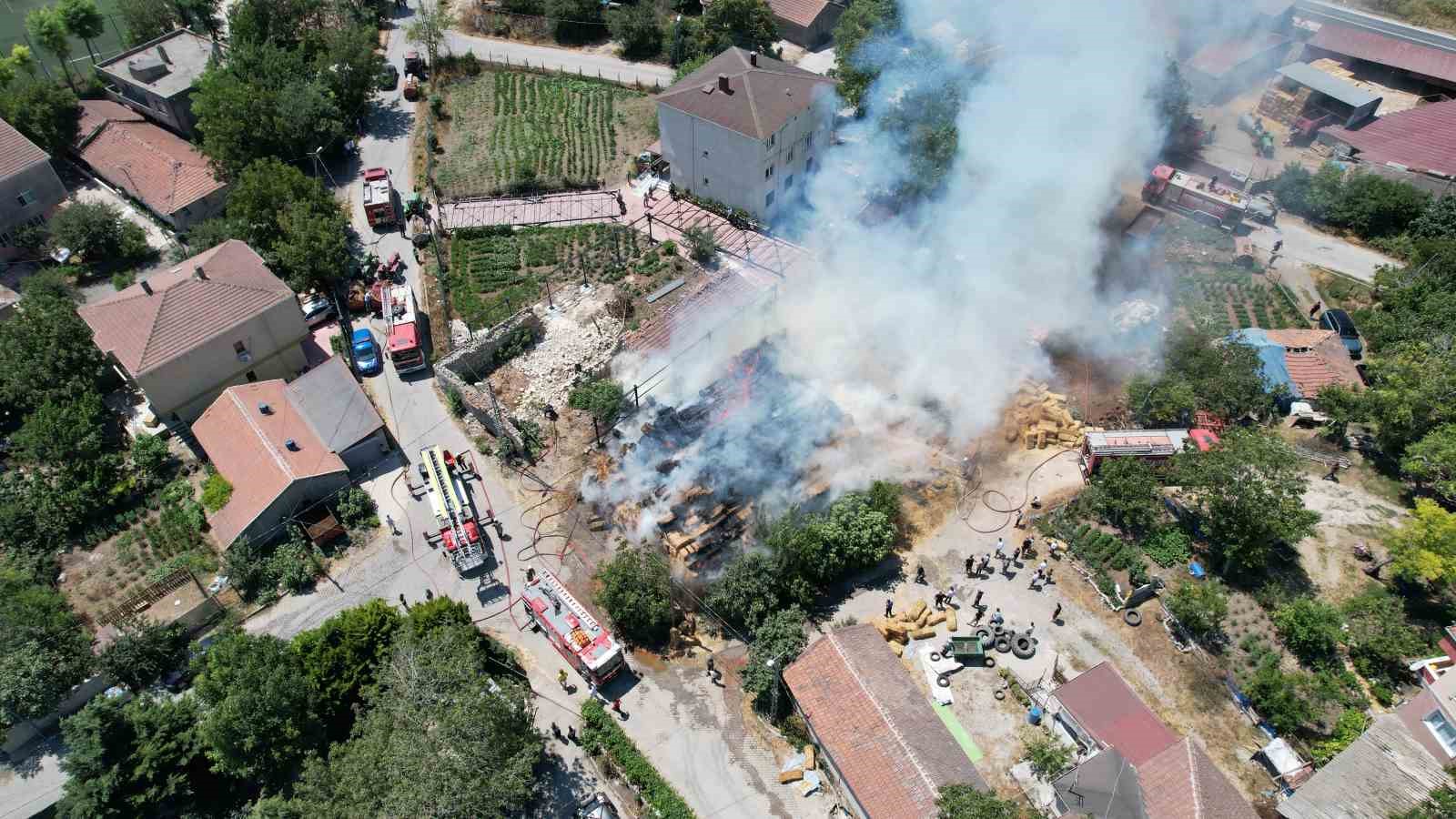 Arnavutköy’de yangın: Çiftçinin biriktirdiği saman balyaları küle döndü
