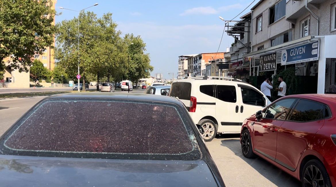 Bursa'da rastgele ateş açtı, kurşunlar otomobillere isabet etti